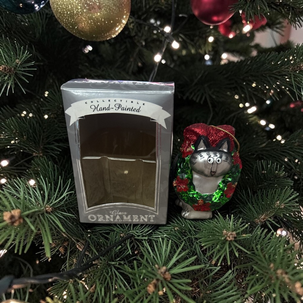 Island Heritage Hand-Painted Glass Cat Christmas Ornament with Wreath in Box